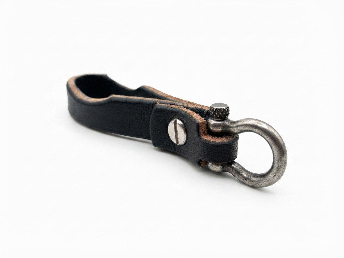 La Rienda — black bridle-leather cigar keychain holder with antiqued stainless shackle
